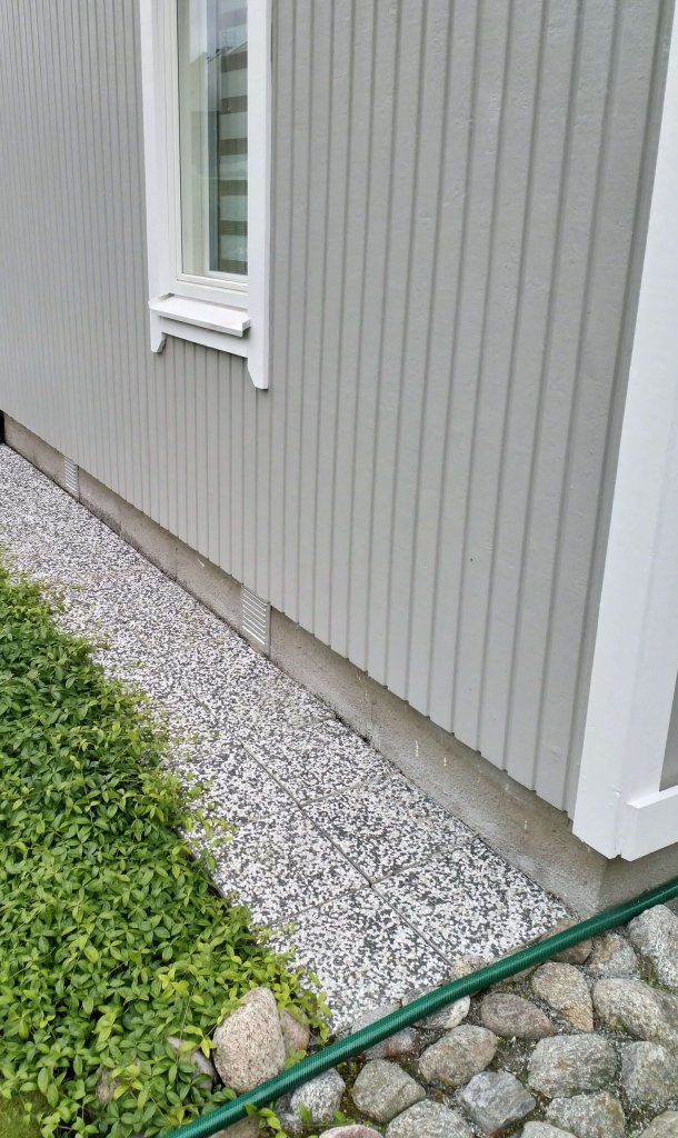 Painunut puutarhamökki suoristui päivässä − hienosti hoidettu piha säilyi koskemattomana